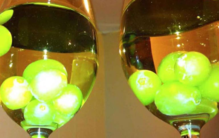 Use Frozen Grapes Instead Of Ice Cubes So You Don’t Water Your Drink Down